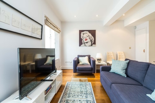 A Stunning Three Bedroom Home in Mayfair 2 Hello Guest