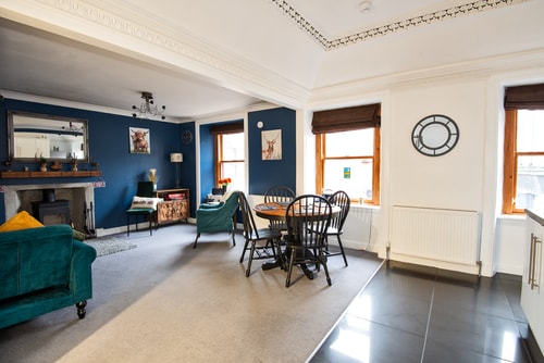 Charming 2 Bedroom Flat in the Heart of Kirriemuir 4 Hello Guest