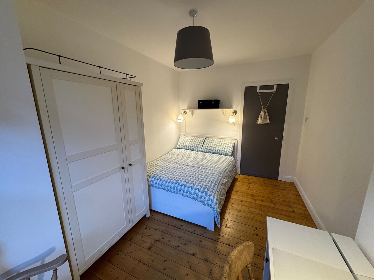 Stirling Haven: Charming 3B Apt in City Centre 16 Hello Guest