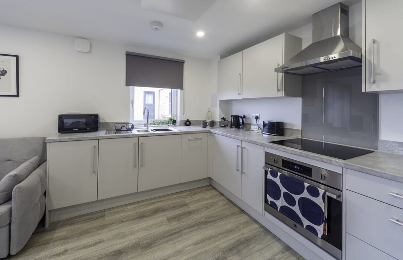 Stylish & Modern Flat 2 Min Walk to Ashford Outlet 12 Hello Guest