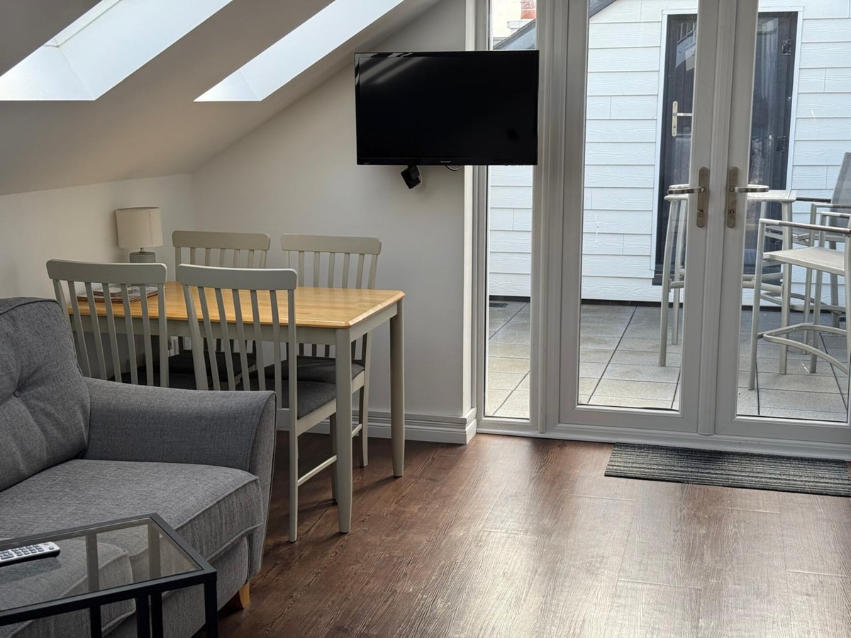 Modern Split-Level 2-Bed Apartment with Balcony 5 Hello Guest