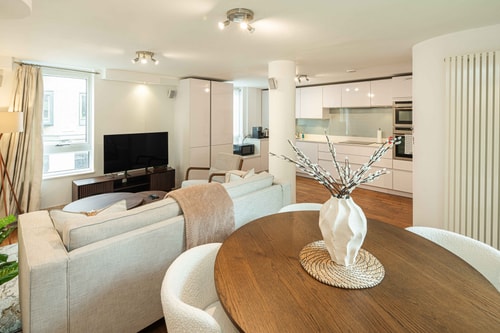 Stylish 3BD Flat in Prime Covent Garden Location 8 Hello Guest