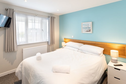 Seaside 3BD Retreat with Balcony & Stunning Views 8 Hello Guest