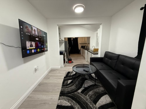 Cosy Six Bedroom House in Bedford Town