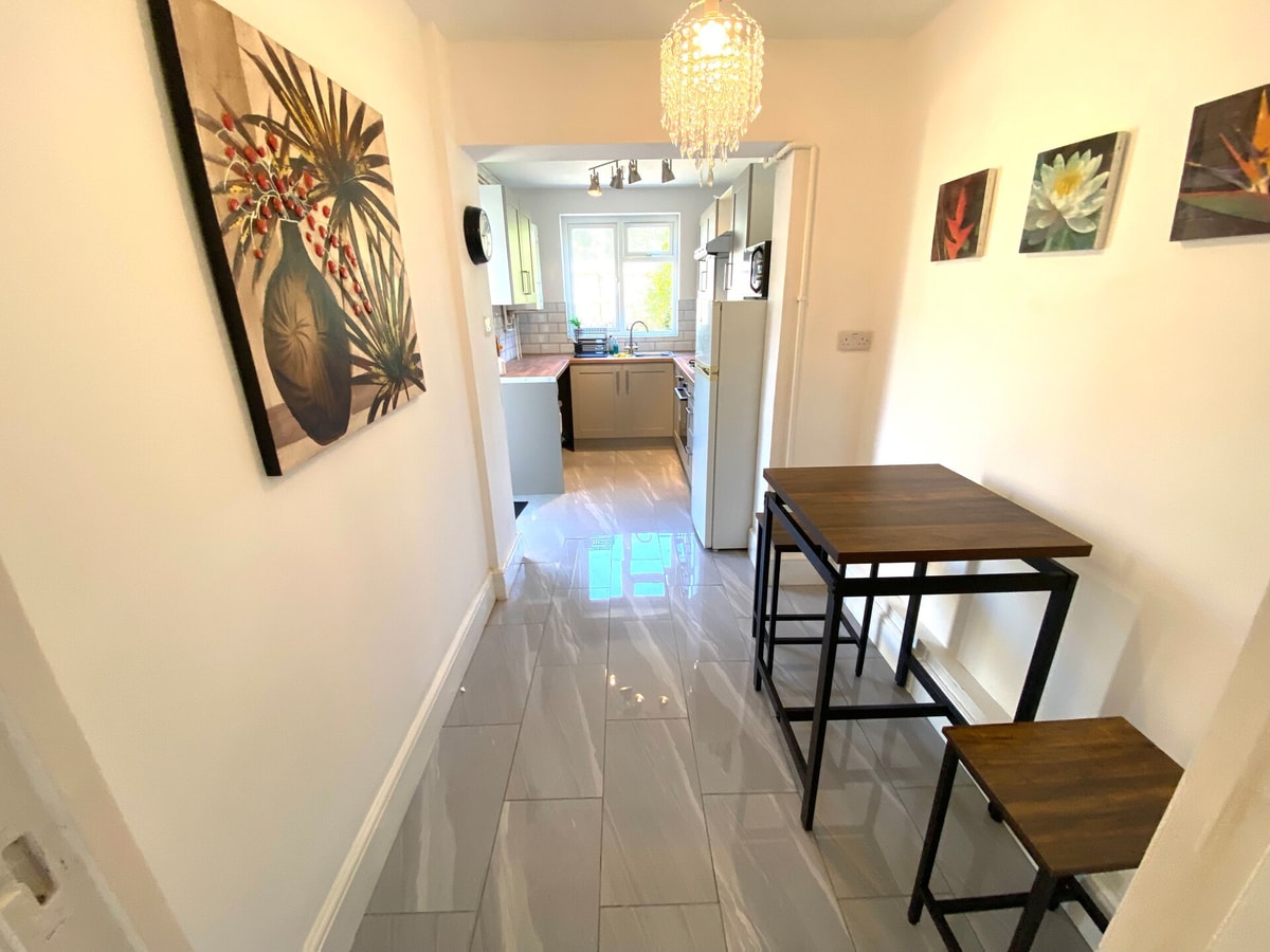 Cozy 3BD Retreat in London 6 Hello Guest