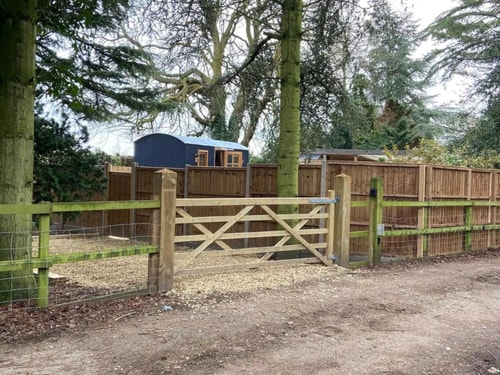 Rustic 1BD Hut Retreat with Hot Tub & Countryside 10 Hello Guest