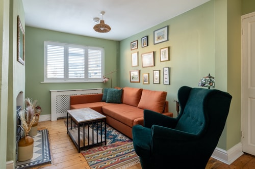 Modern 2BD Victorian Home Near Town Centre