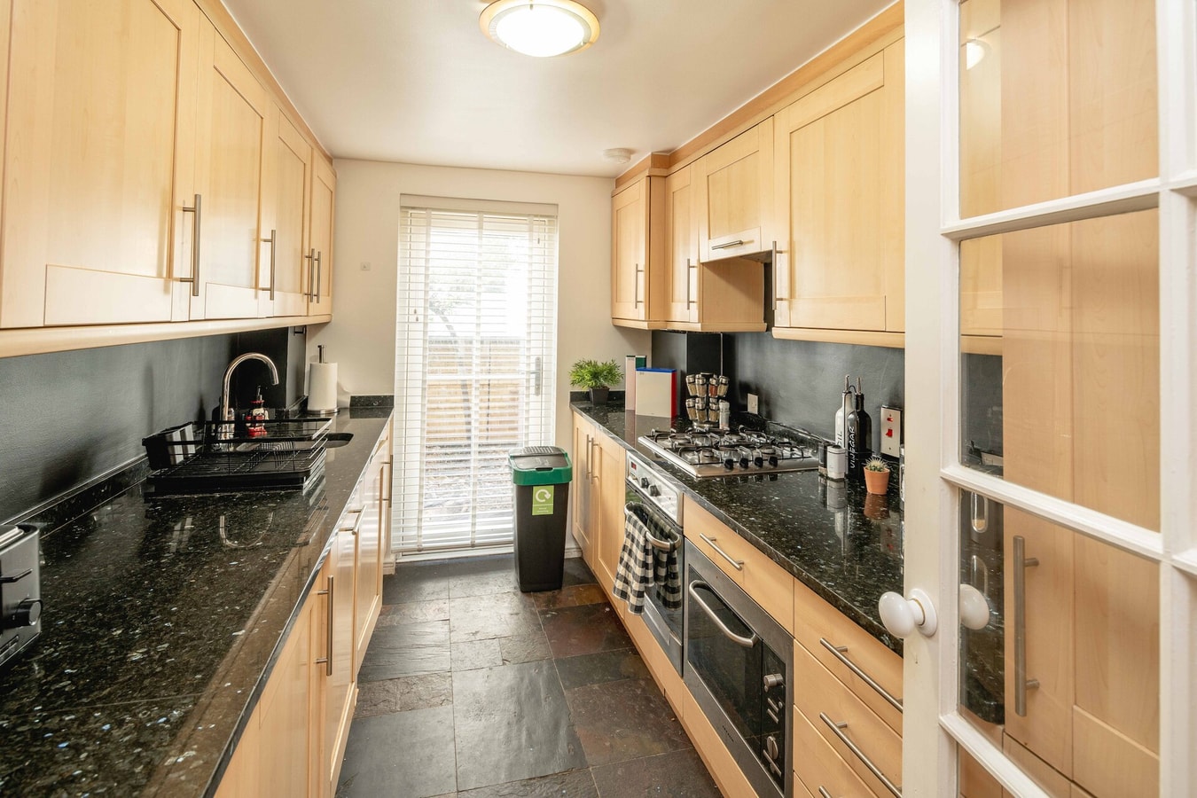 Serene Garden Flat - Steps from Tower Bridge 11 Hello Guest