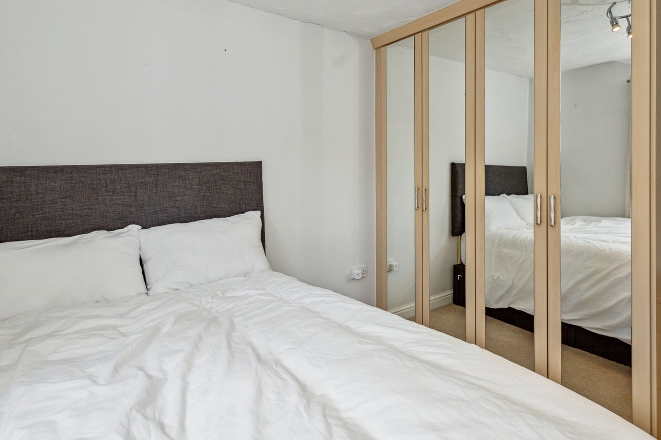 Urban Oasis - Modern 2B/2B Retreat Near Nature 12 Hello Guest