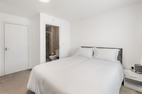 Spacious 4-Bed Home Near City Links 5 Hello Guest