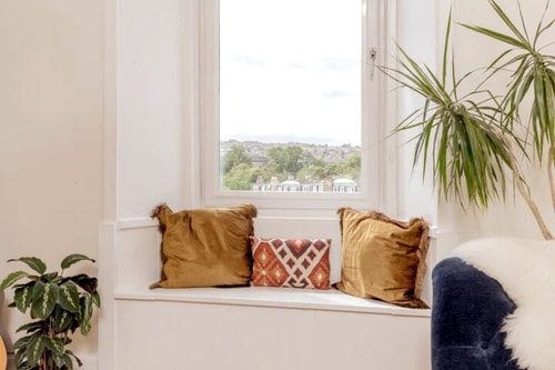 Edinburgh Castle Views! Stylish 2BD Flat, Sleeps 4 3 Hello Guest