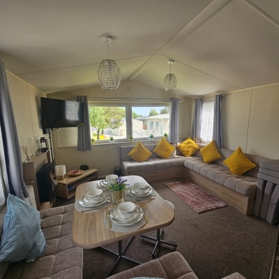 3BR Countryside Caravan up to 7 Guests