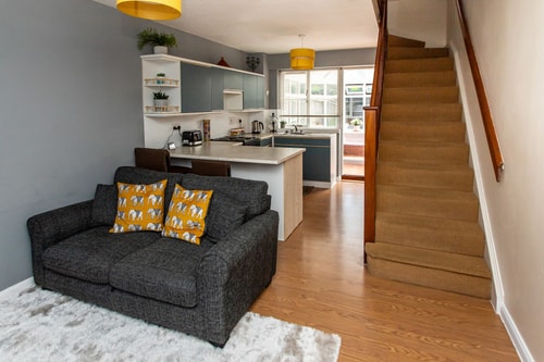 Cosy Homely House with Conservatory and Garden 2 Hello Guest