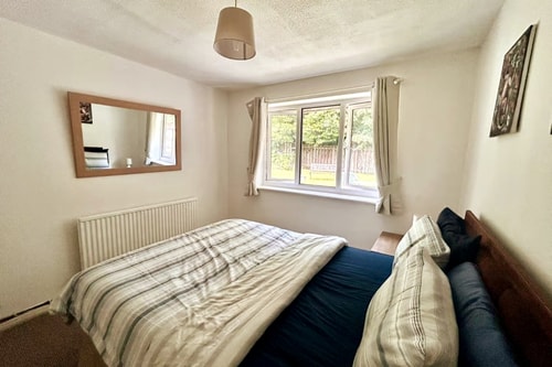 Oldham Bungalow Retreat: 2BD Peaceful Comfort 1 Hello Guest