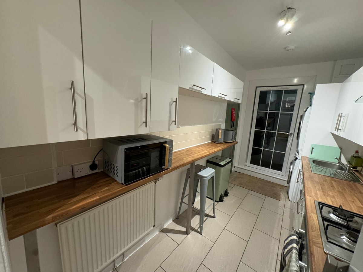 Stirling Haven: Charming 3B Apt in City Centre 14 Hello Guest