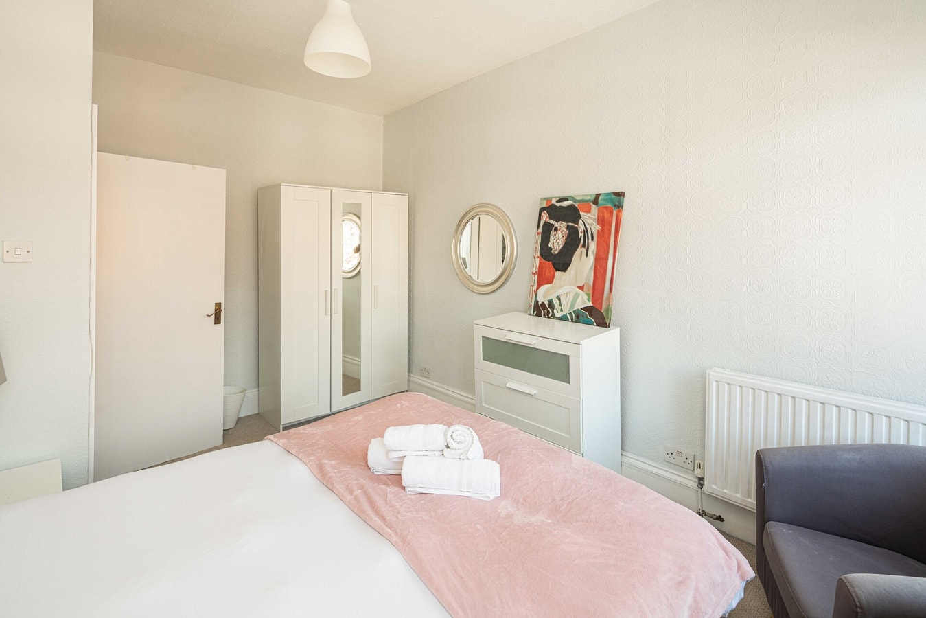 Elegant 2BD Flat with Views Near Barons Court 7 Hello Guest