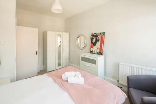 Elegant 2BD Flat with Views Near Barons Court 7 Hello Guest