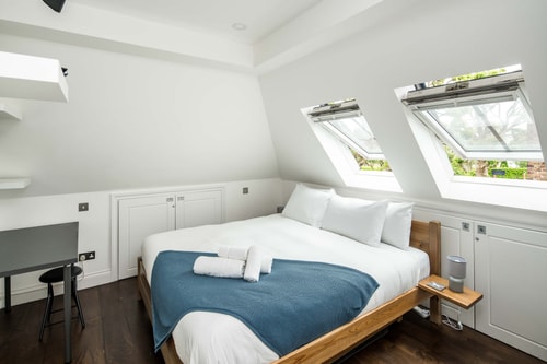 Sleek and Stylish 1BD Apt w/ Balcony, Hammersmith 1 Hello Guest