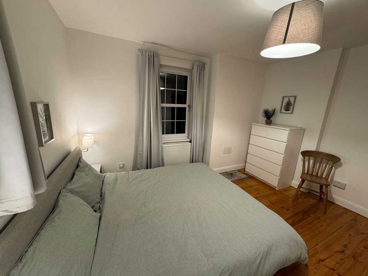 Stirling Haven: Charming 3B Apt in City Centre 5 Hello Guest