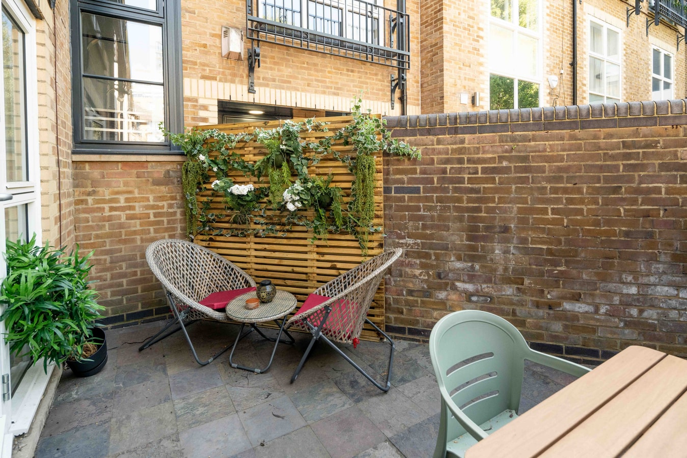 Serene Garden Flat - Steps from Tower Bridge 34 Hello Guest