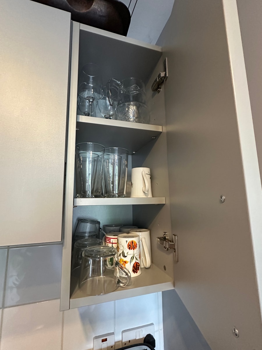 2BD Flat by Common & Village - Wimbledon, Zone 3 16 Hello Guest