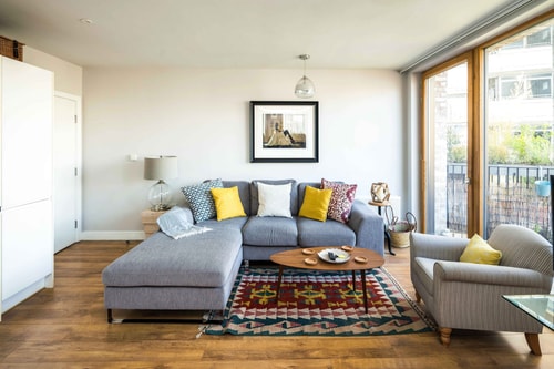 Shiny & Comfy stay with Underground links nearby! 6 Hello Guest