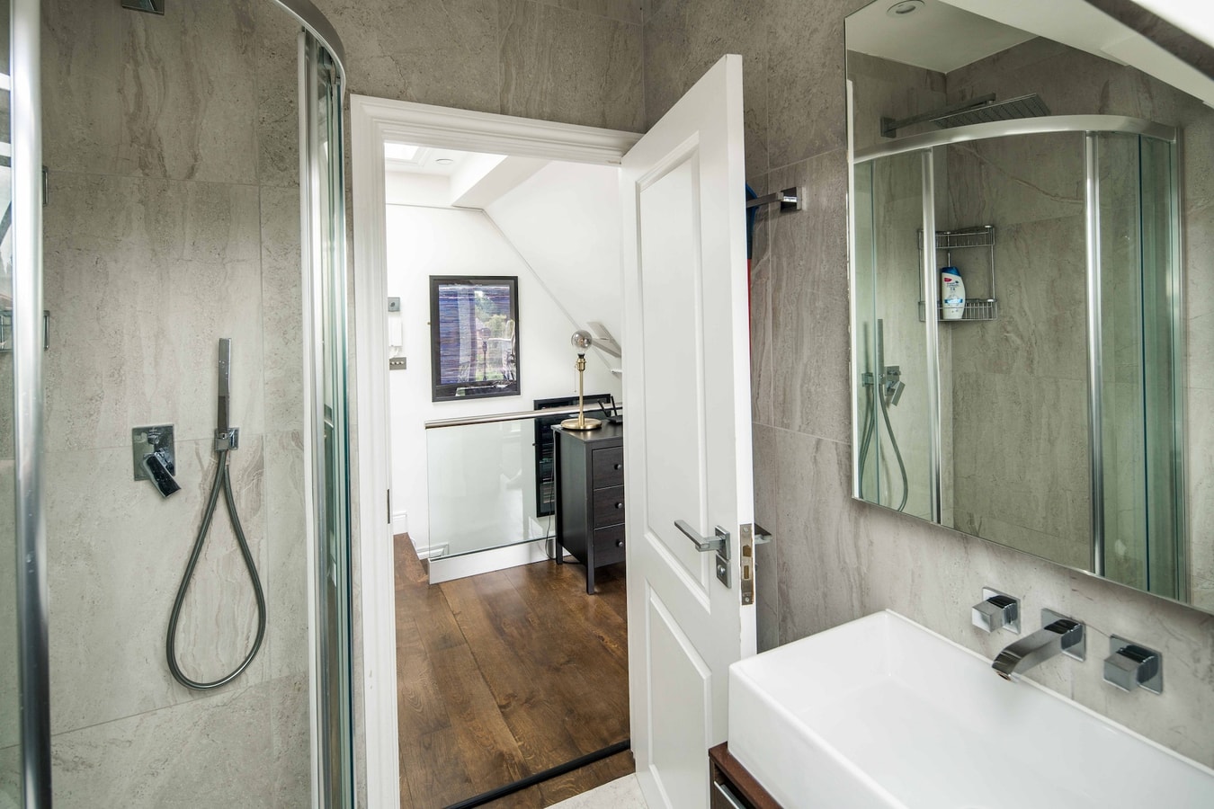 Sleek and Stylish 1BD Apt w/ Balcony, Hammersmith 14 Hello Guest