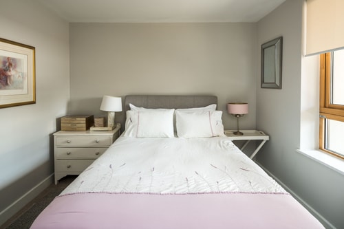 Shiny & Comfy stay with Underground links nearby! 4 Hello Guest