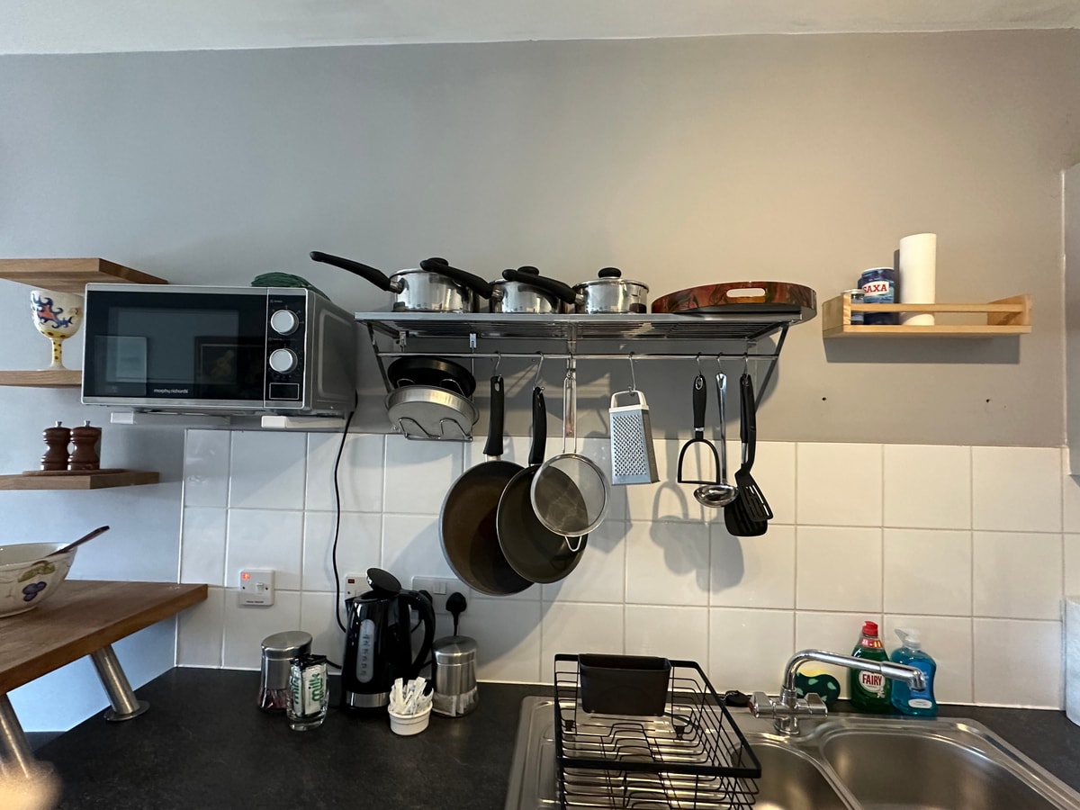 2BD Flat by Common & Village - Wimbledon, Zone 3 17 Hello Guest