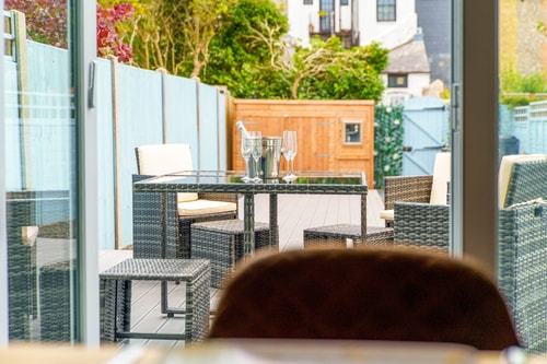 Tranquil 3BD Haven by the Sea in Littlehampton 17 Hello Guest