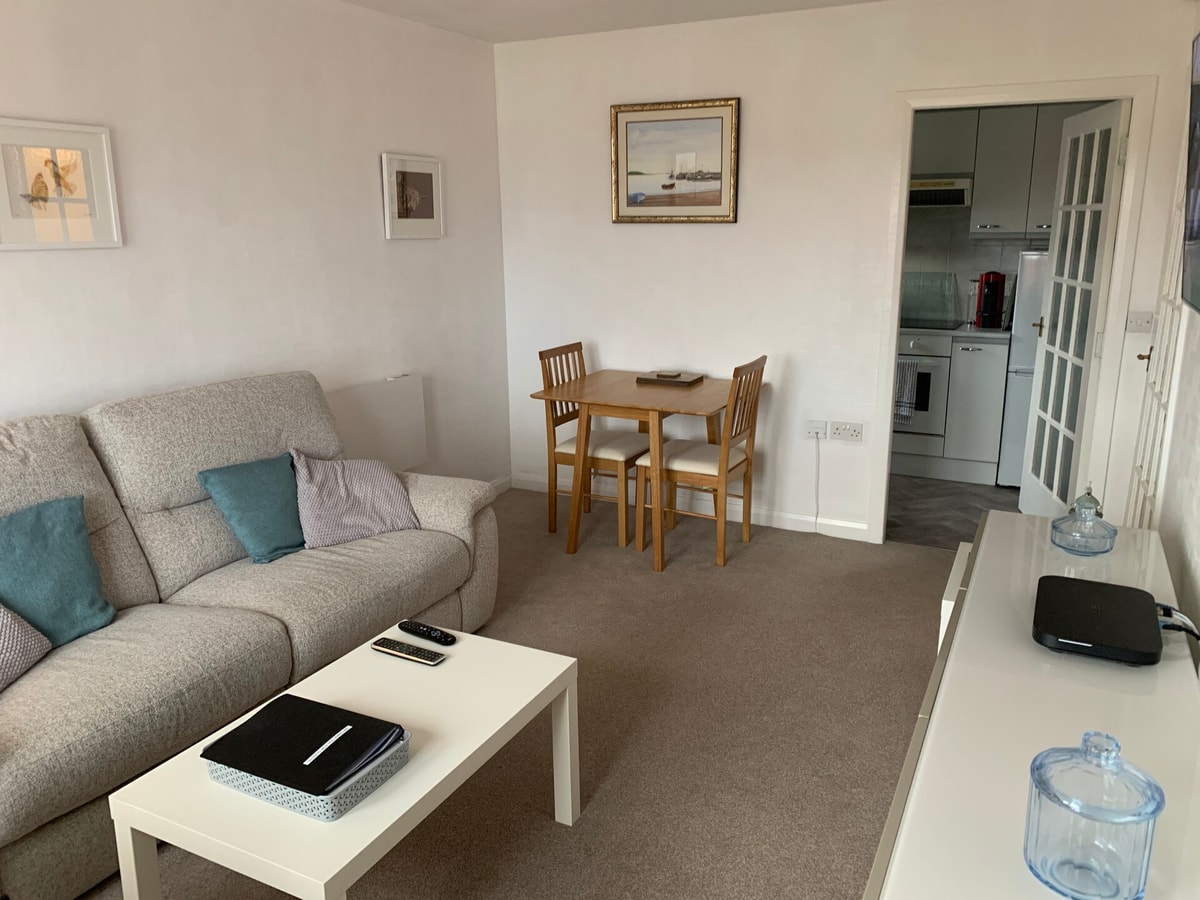 Superb One Bedroom Getaway in Dysart Kirkcaldy 8 Hello Guest
