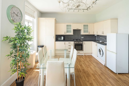 Elegant 2BD Flat with Views Near Barons Court 16 Hello Guest