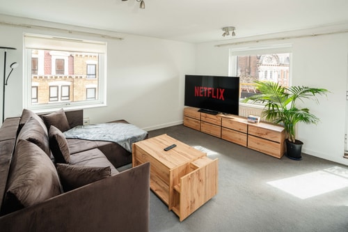 Balcony Flat in the Heart of West End