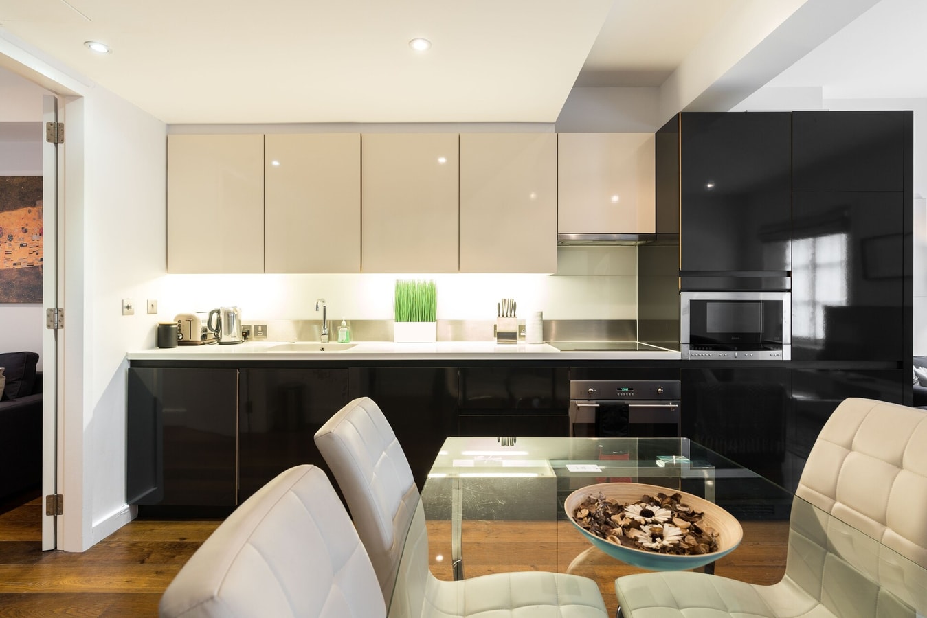 A Stunning Three Bedroom Home in Mayfair 5 Hello Guest