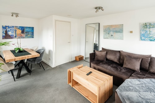 Balcony Flat in the Heart of West End