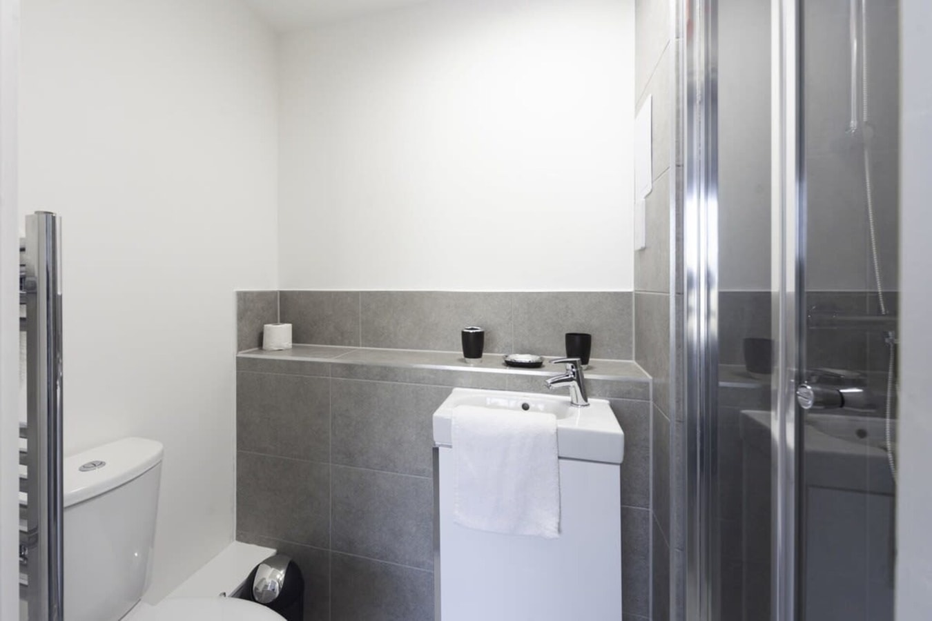 Stylish & Modern Flat 2 Min Walk to Ashford Outlet 16 Hello Guest