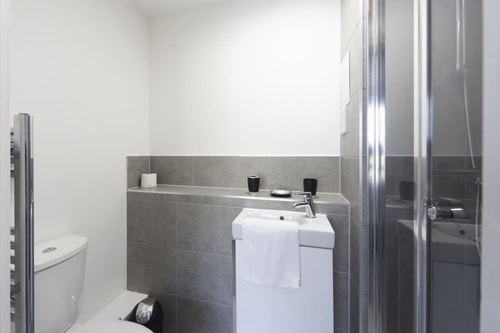 Stylish & Modern Flat 2 Min Walk to Ashford Outlet 16 Hello Guest