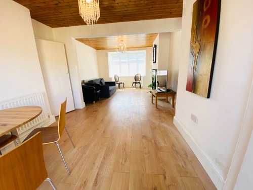 Cozy 3BD Retreat in London 9 Hello Guest