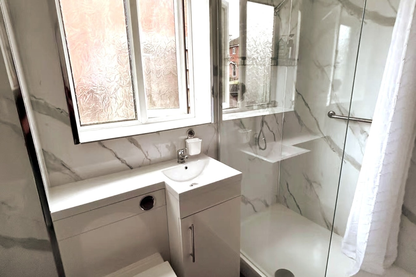 Oldham Bungalow Retreat: 2BD Peaceful Comfort 21 Hello Guest