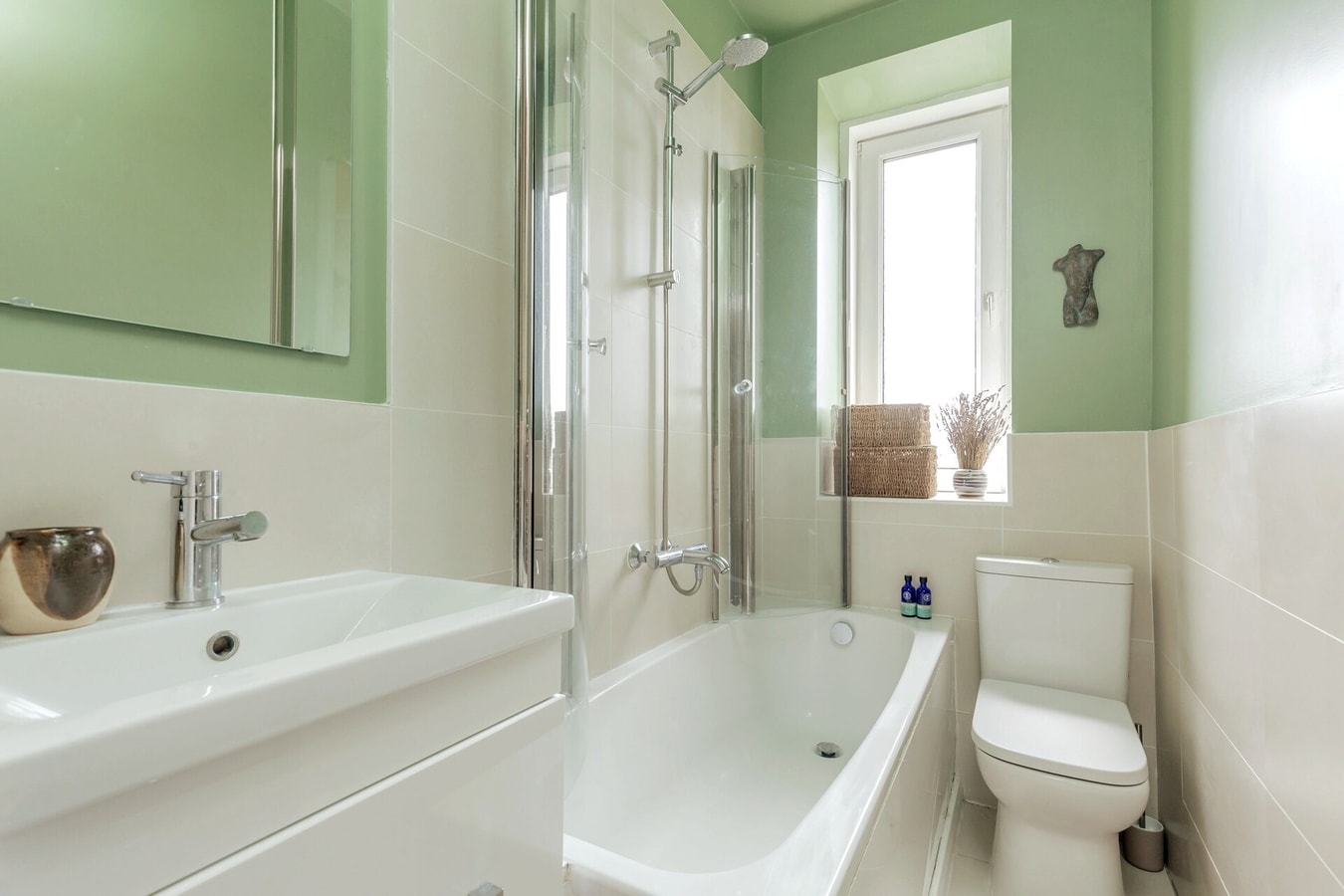 Edinburgh Castle Views! Stylish 2BD Flat, Sleeps 4 gallery image 16
