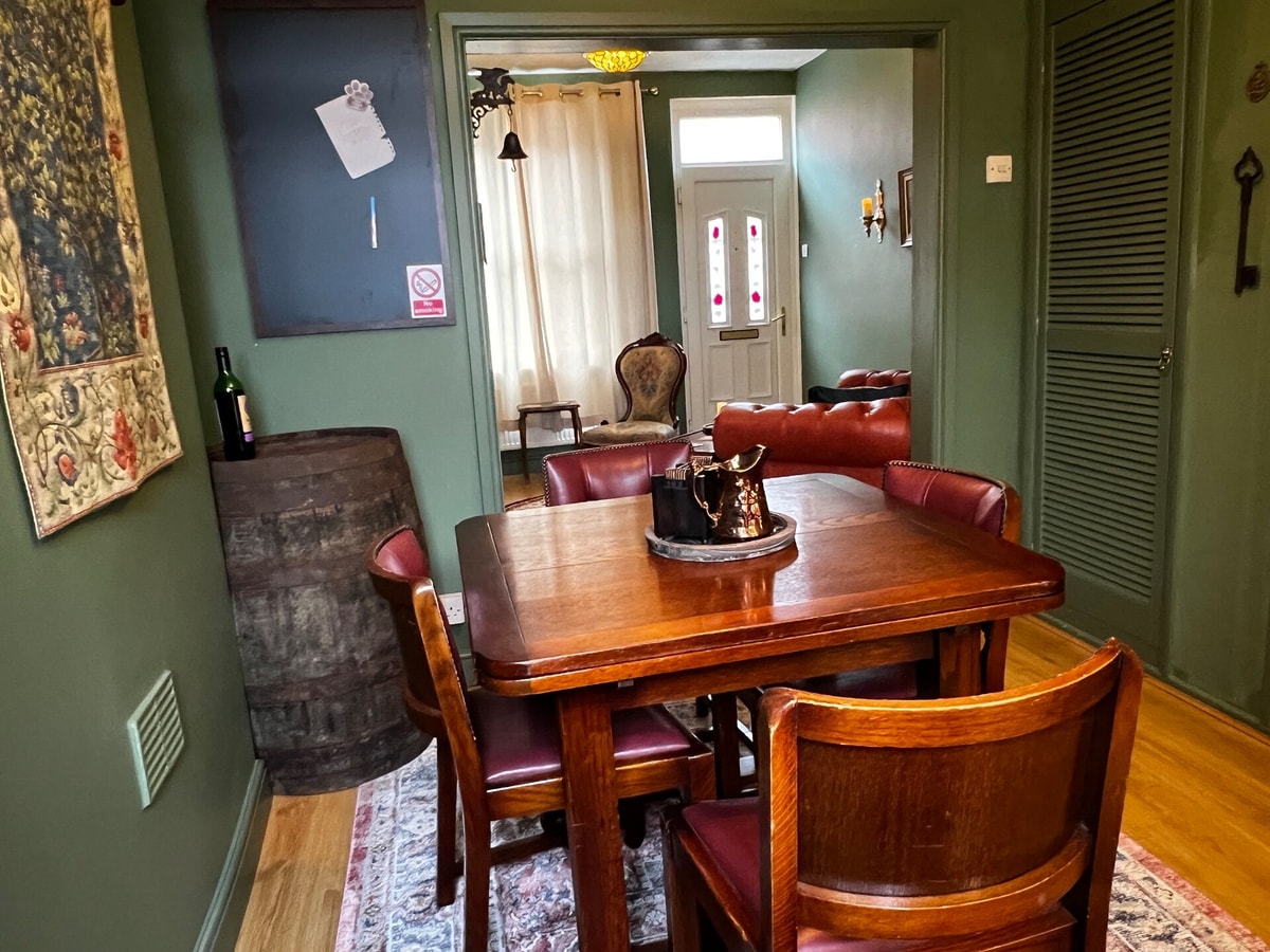 Robin’s Hollow: 2BD Home Near Wrexham AFC 8 Hello Guest