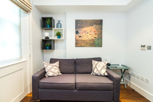 A Stunning Three Bedroom Home in Mayfair 4 Hello Guest