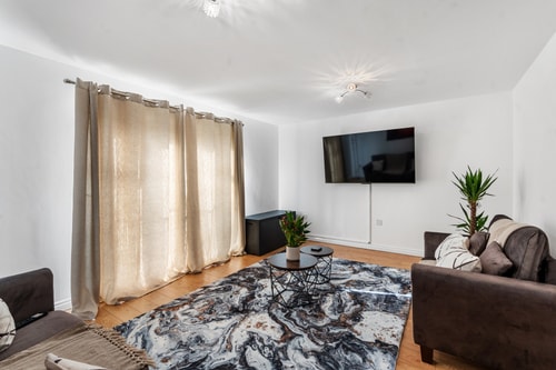 Spacious 4-Bed Home Near City Links