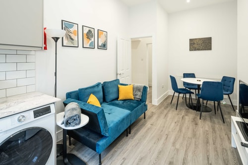 Modern 2B Home with Private Backyard & Fast WiFi 10 Hello Guest