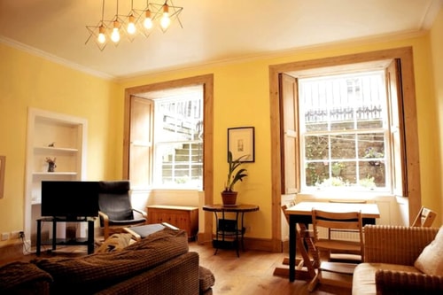 Elegant & Sunny 2BD basement stay, Edinburgh! 6 Hello Guest