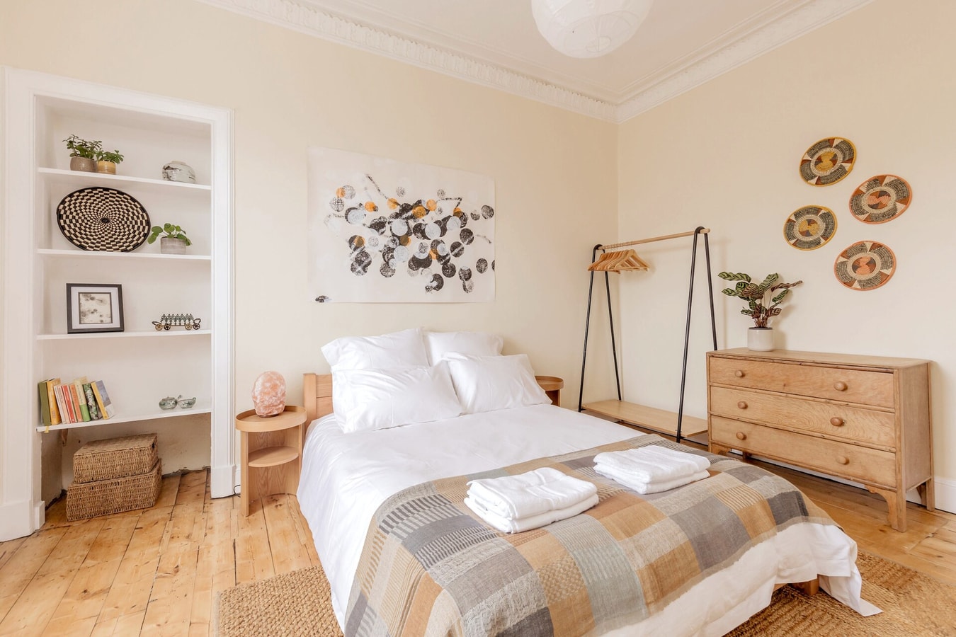 Edinburgh Castle Views! Stylish 2BD Flat, Sleeps 4 gallery image 9