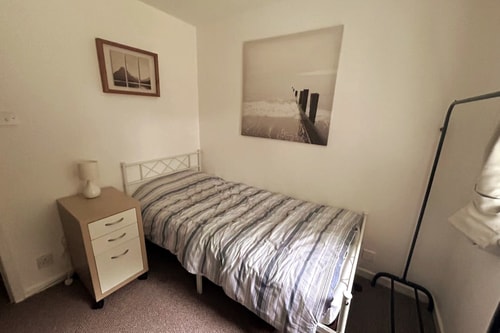 Oldham Bungalow Retreat: 2BD Peaceful Comfort 10 Hello Guest