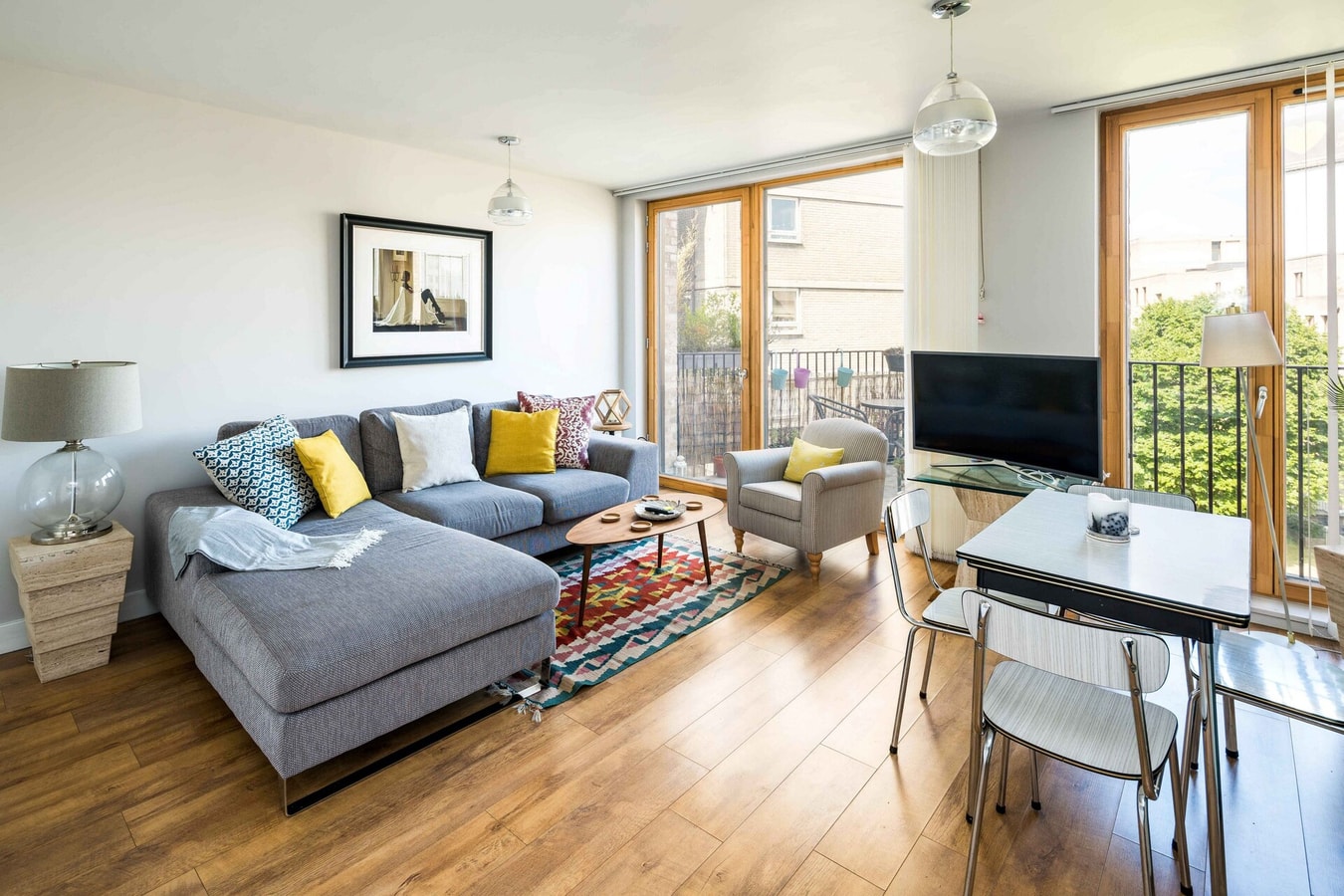 Shiny & Comfy stay with Underground links nearby! 7 Hello Guest