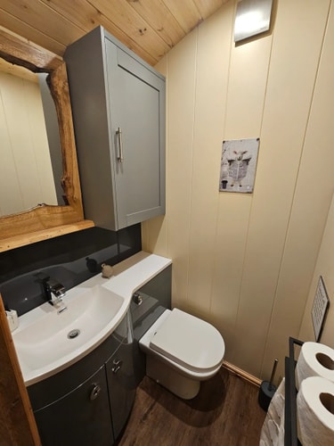 Rustic 1BD Hut Retreat with Hot Tub & Countryside 4 Hello Guest