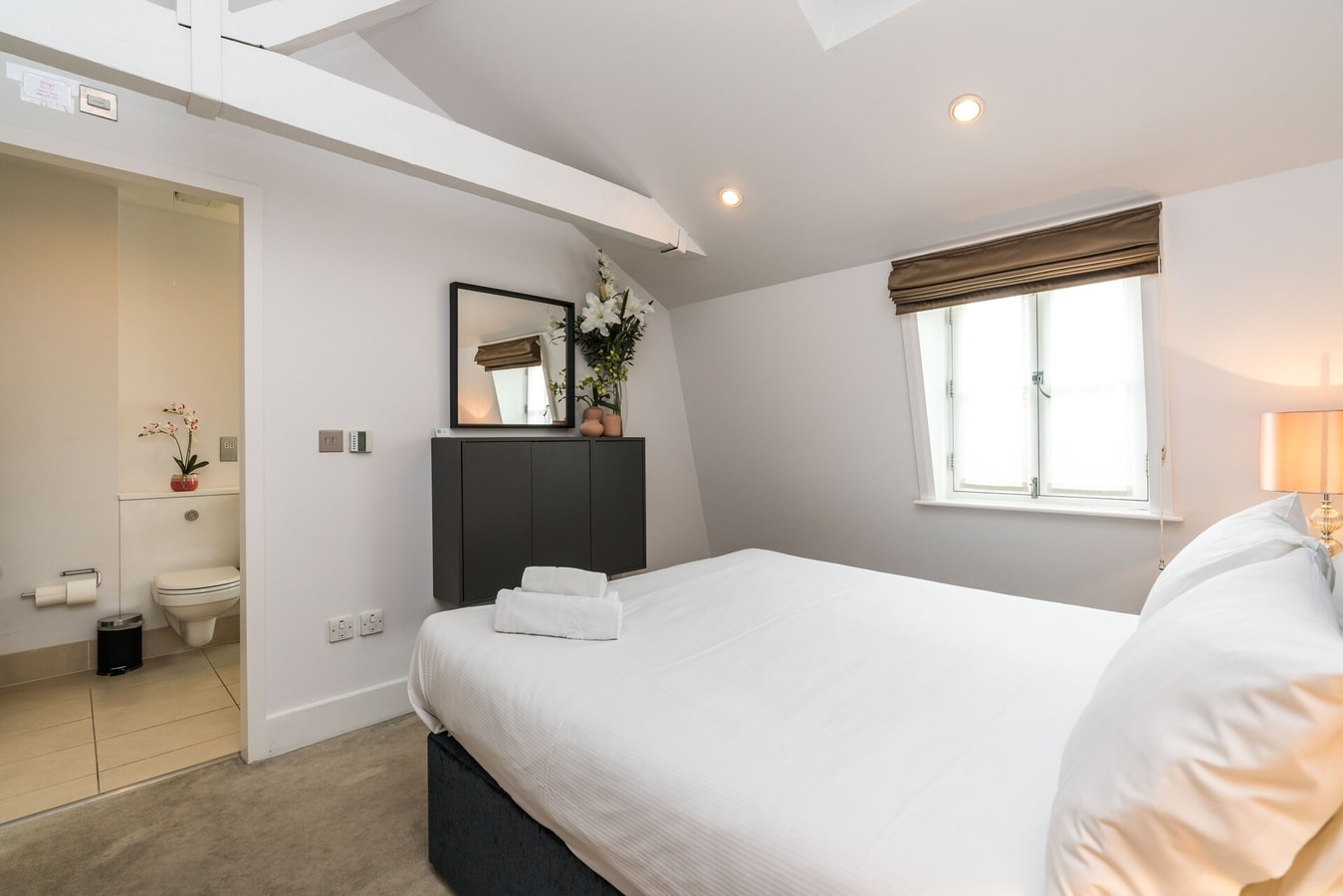 A Stunning Three Bedroom Home in Mayfair 11 Hello Guest